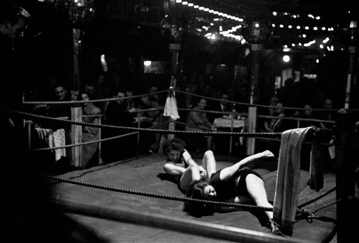 Luta livre feminina no "Jungmuehle", Hamburgo, Alemanha de Erich Lessing