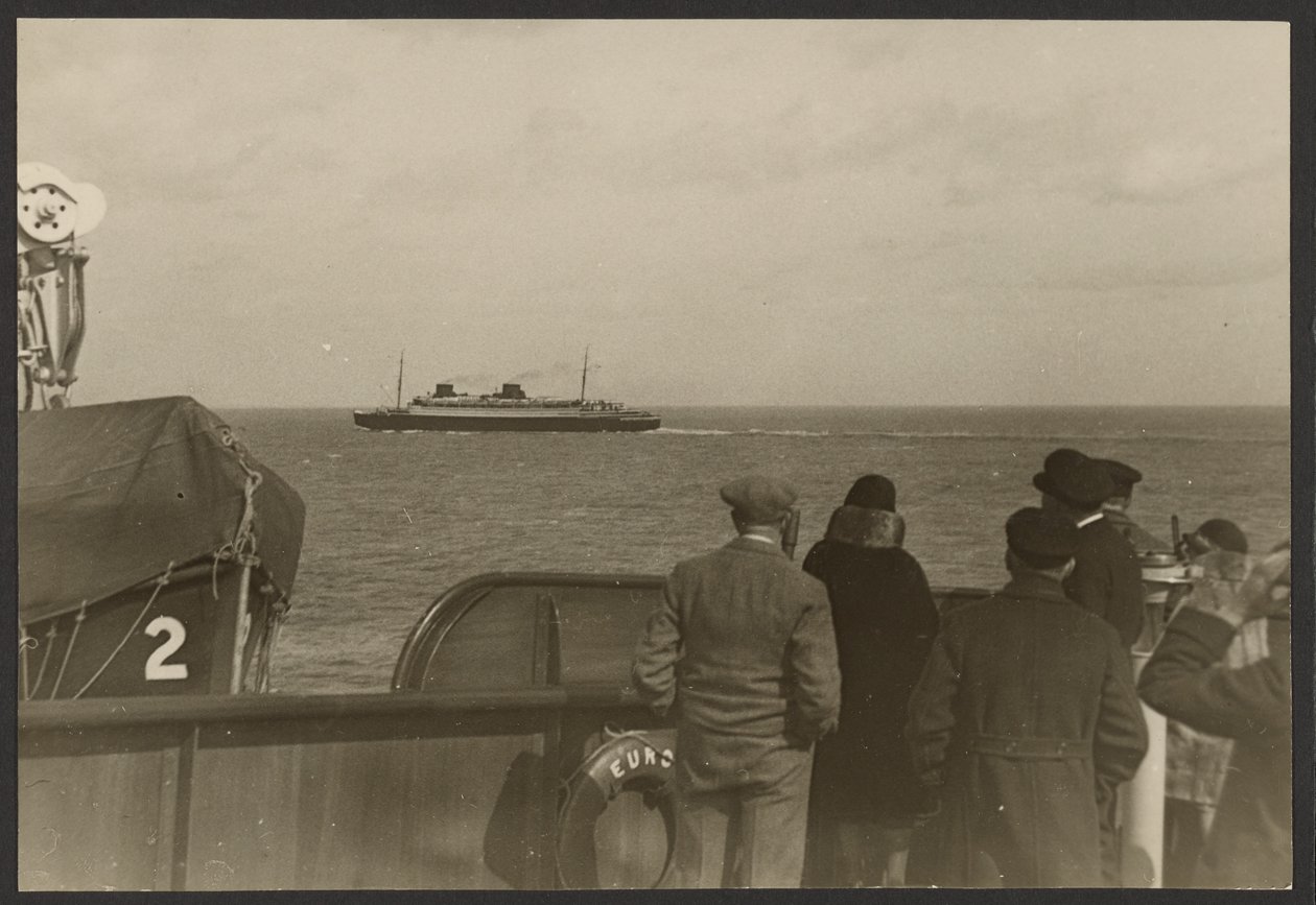 [Grupo de pessoas no convés de um navio a ver outro navio a passar ao longe] de Erich Salomon