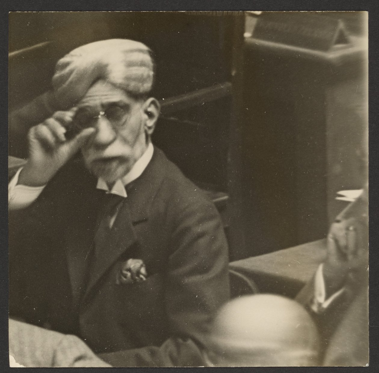 [Homem sentado com turbante e óculos escuros]. de Erich Salomon