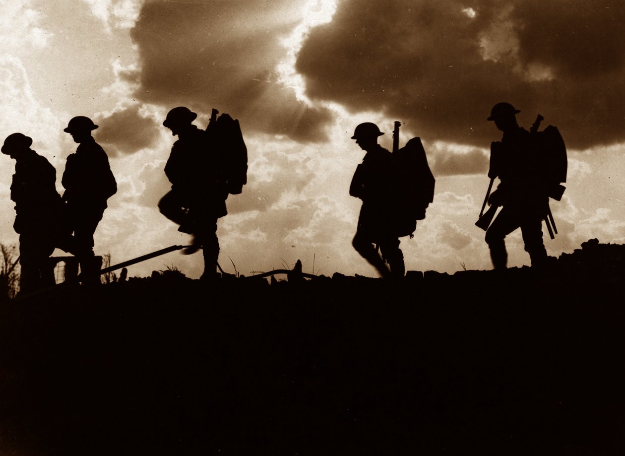 Homens do 8º Batalhão, East Yorkshire Regiment indo até a linha perto de Frezenberg durante a Terceira Batalha de Ypres, 5 de outubro de 1917 de Ernest Brooks