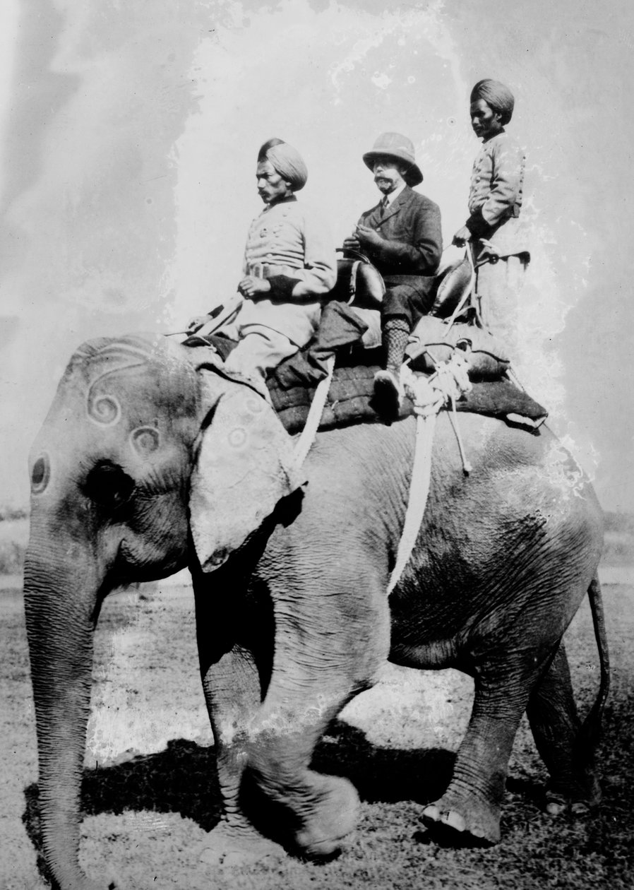 Jorge V (1865-1936) Rei da Grã-Bretanha a partir de 1936. montado num elefante durante uma caçada no Nepal, em dezembro de 1911, quando se encontrava na Índia para ser instalado como Rei-Imperador da Índia. de Ernest Brooks