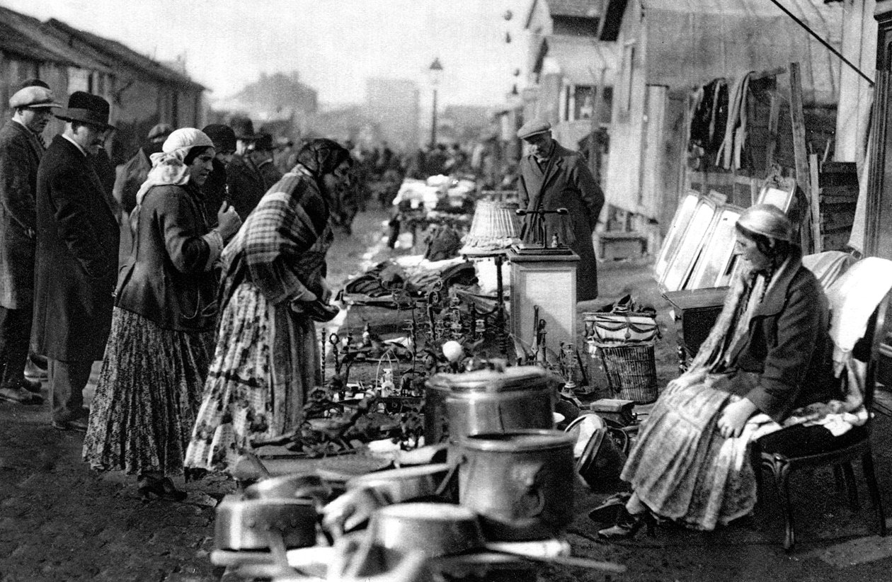 Vista para o mercado de pulgas na entrada de St Ouen, Paris, 1931 de Ernest Flammarion