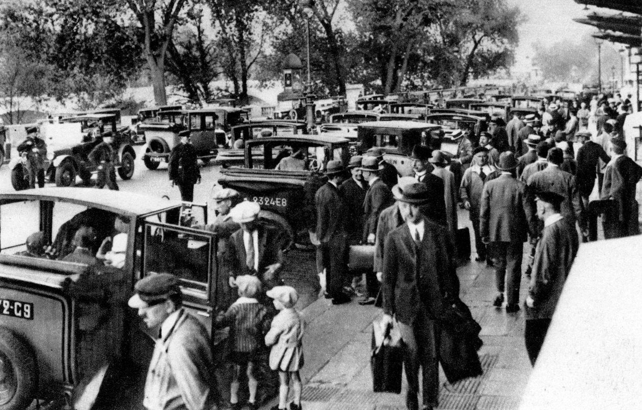 Multidões em frente à estação, Orsay, Paris, 1931 de Ernest Flammarion