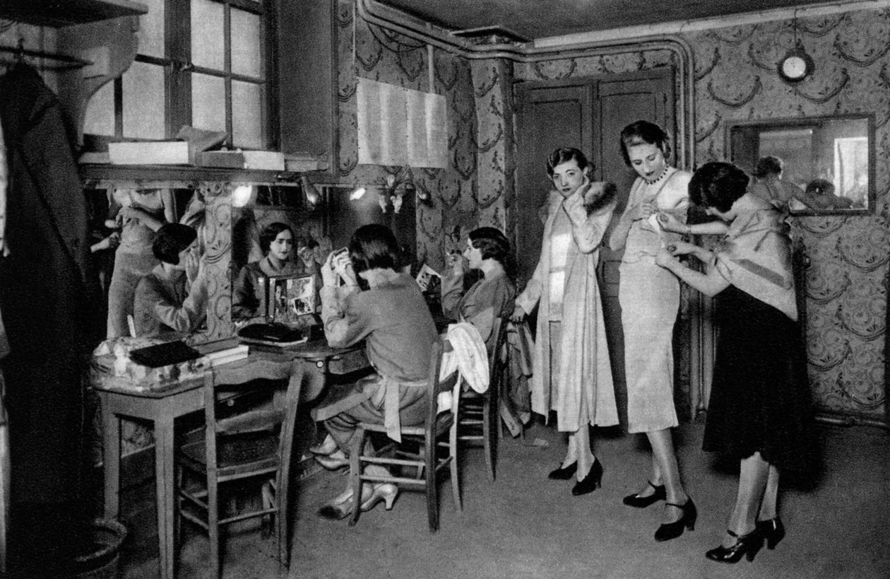 Modelos em uma grande costureira, Paris, 1931 de Ernest Flammarion