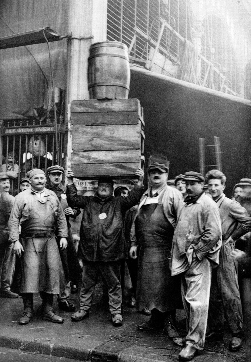Porteiros no Mercado Central, Paris, 1931. de Ernest Flammarion