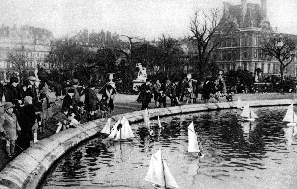 Barcos de brinquedo nos Jardins das Tulherias, Paris, 1931. de Ernest Flammarion