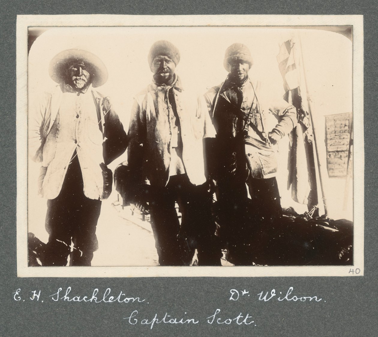 Uma fotografia de grupo de Shackleton, do Capitão Scott e do Dr. Wilson no seu regresso ao Discovery após a tentativa de alcançar o Pólo Sul. Do álbum de Sir Ernest Henry Shackleton intitulado National Antarctic Expedition (1901-1903) de Ernest Henry Shackleton