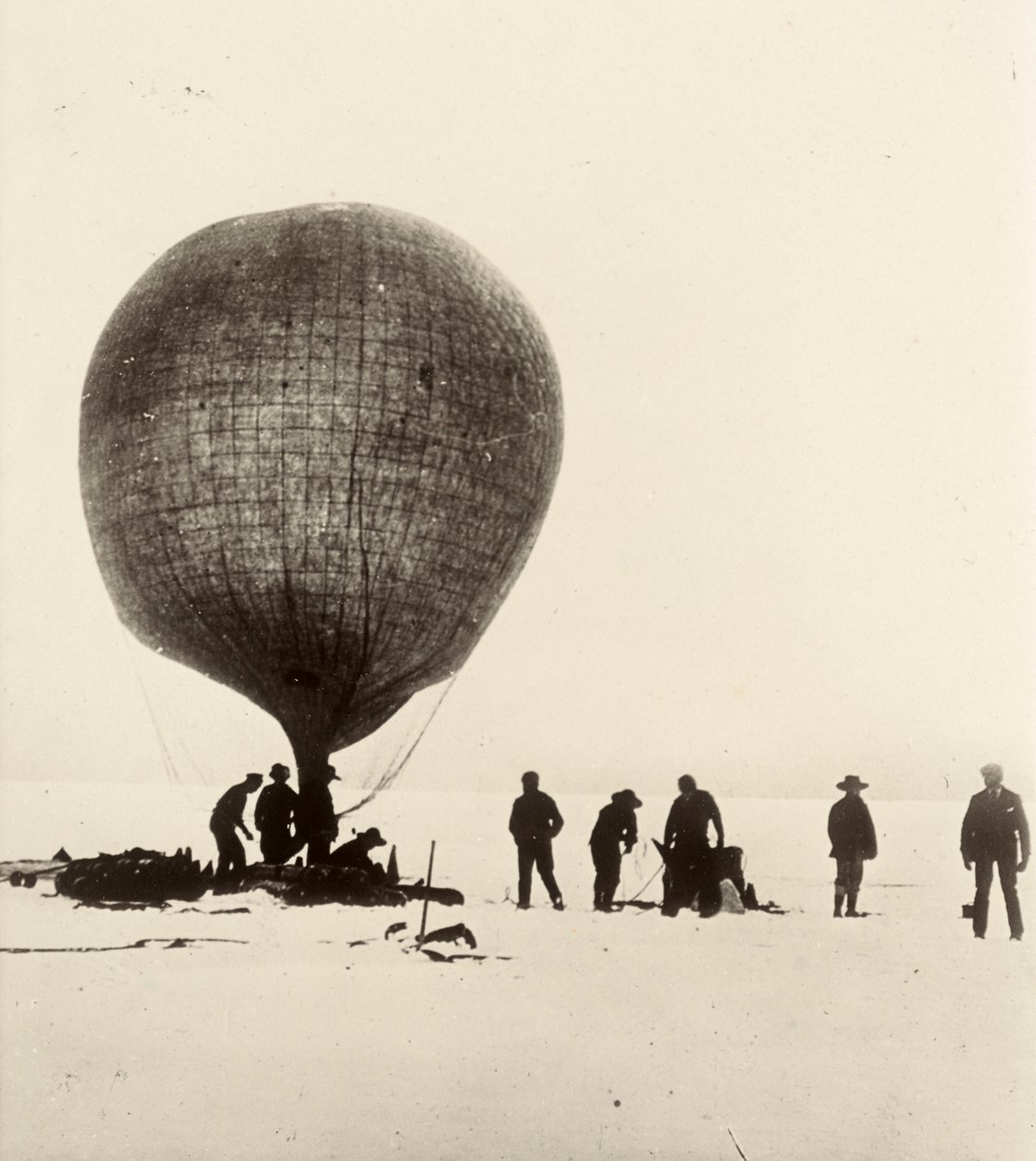 Vista do balão de tripa de vaca a ser insuflado com hidrogénio no gelo. Do álbum de Sir Ernest Henry Shackleton intitulado National Antarctic Expedition (1901-1903) de Ernest Henry Shackleton