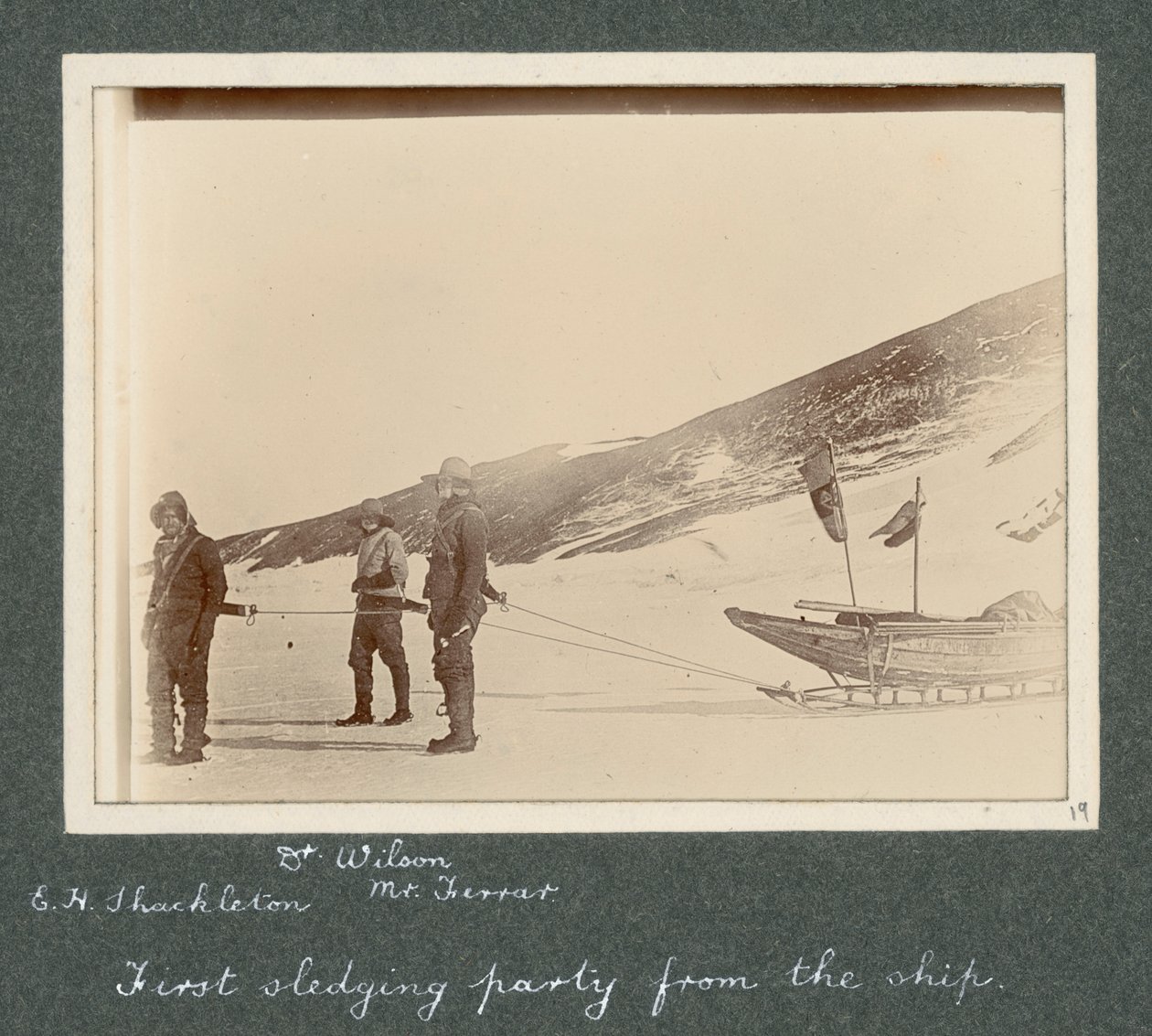 E H Shackleton, o Dr. Edward Wilson e o Sr. Hartley Ferrar (o geólogo) em arnês para o trenó. Do álbum de Sir Ernest Henry Shackleton intitulado National Antarctic Expedition (1901-1903) de Ernest Henry Shackleton