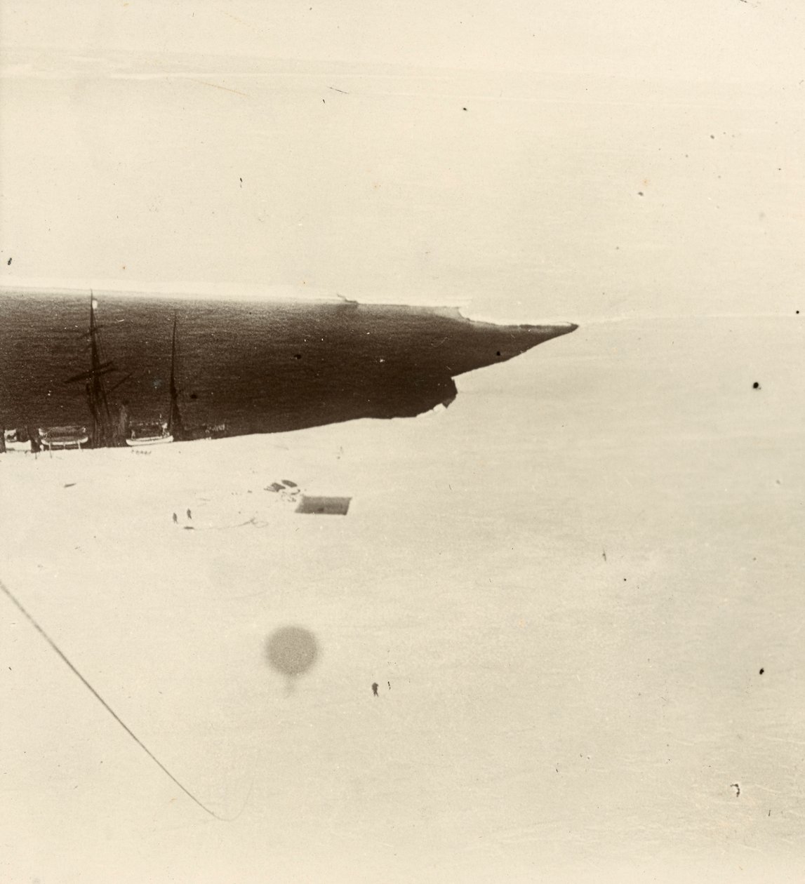 Vista do balão para o planalto. Do álbum de Sir Ernest Henry Shackleton intitulado National Antarctic Expedition (1901-1903) de Ernest Henry Shackleton
