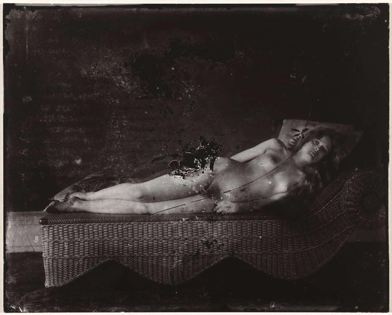 Nu feminino em uma espreguiçadeira Garota na espreguiçadeira de vime, Nova Orleans (título do objeto) de Ernest James Bellocq
