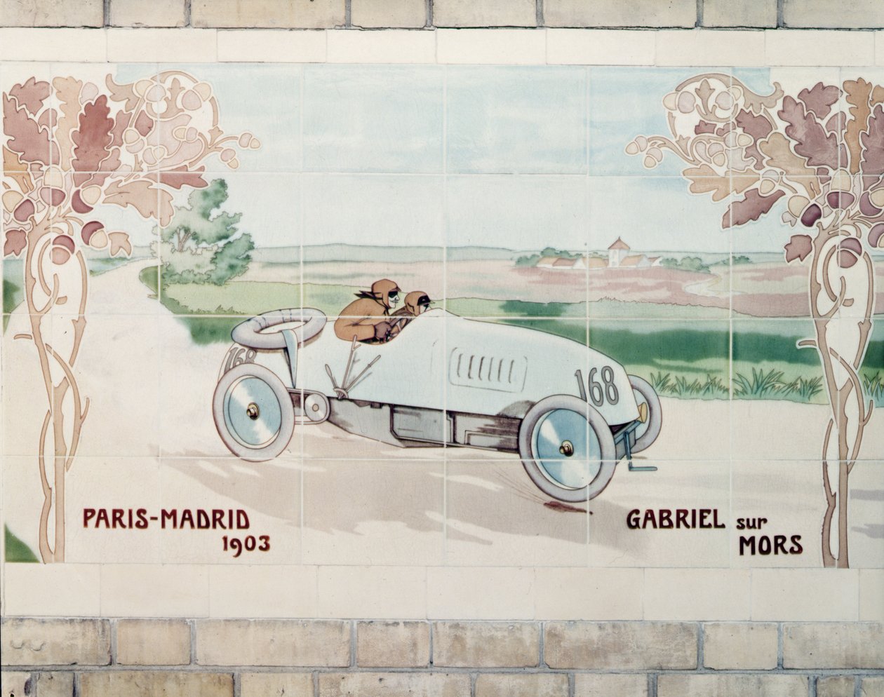 Gabriel conduzindo um carro Mors na corrida de Paris a Madrid de 1903, conhecida como a Corrida da Morte: azulejos de cerâmica fabricados por Gilardoni Fils et Cie de Paris, segundo um desenho de Ernest Montaut (1878-1909) de Ernest Montaut