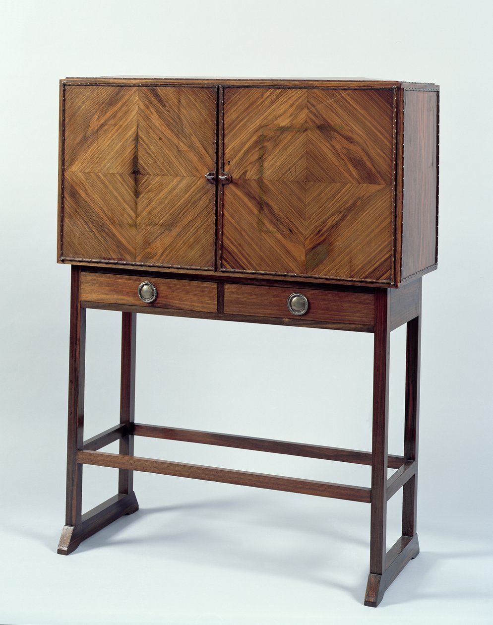 Gabinete, c.1902 (pau-rosa com ébano de macassar e lâminas de madeira de cetim) (ver também 283.797) de Ernest William Gimson