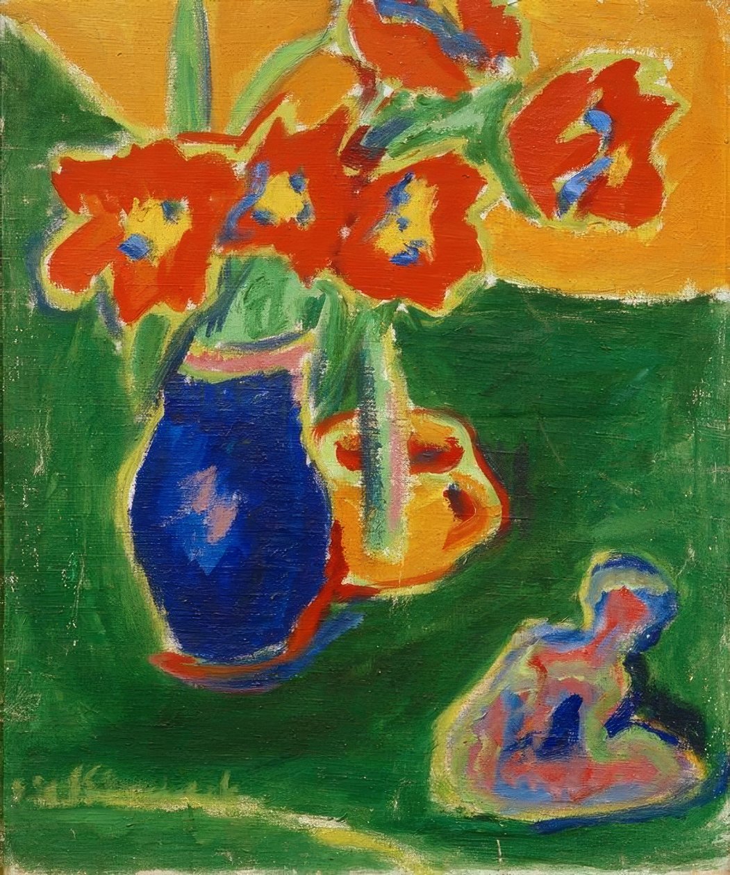 Tulipas vermelhas em vaso azul com escultura de Ernst Ludwig Kirchner