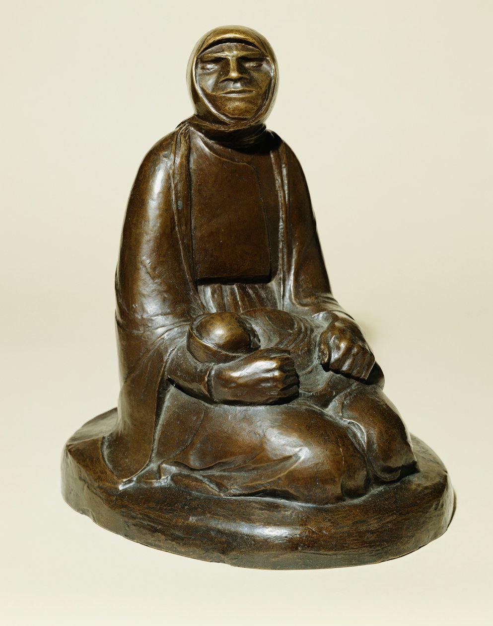 Mulher mendiga com uma criança (mendiga cega com uma criança); Bettlerin mit Kind (Blinde Bettlerin mit Kind), concebido em 1907 e fundido em 1930 (bronze com pátina marrom) de Ernst Barlach