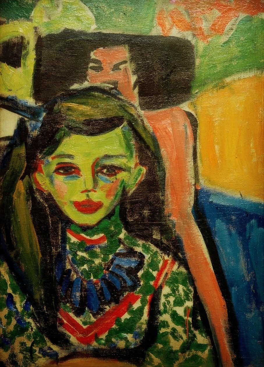 Fränzi na frente de uma cadeira esculpida de Ernst Ludwig Kirchner