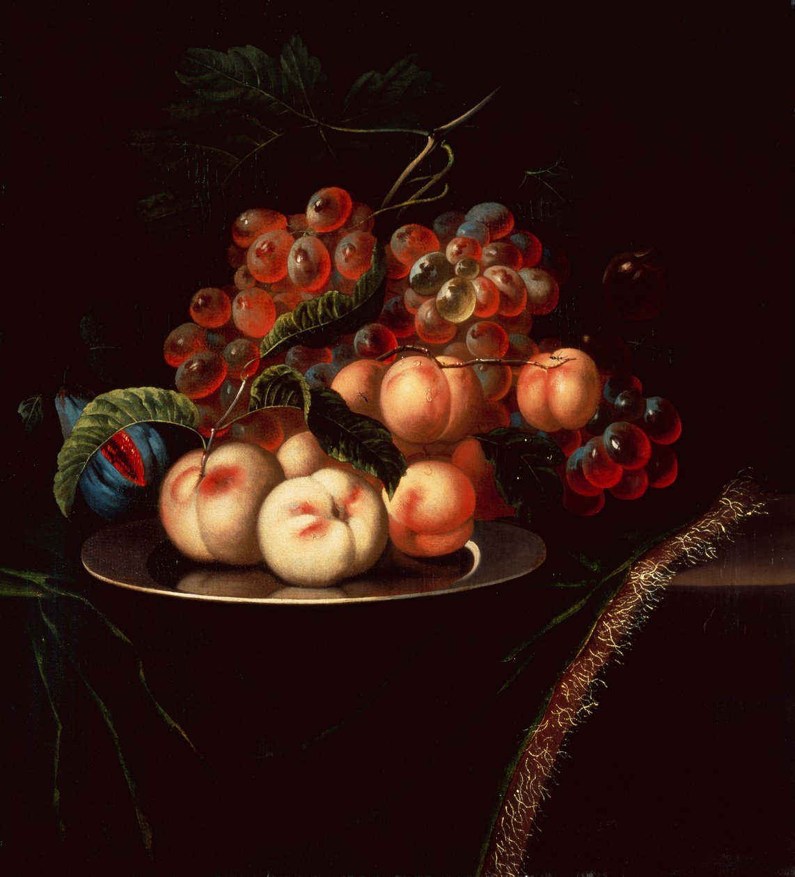Pêssegos em uma placa de estanho com uvas e um figo em uma borda drapeada (óleo) de Ernst Stuven