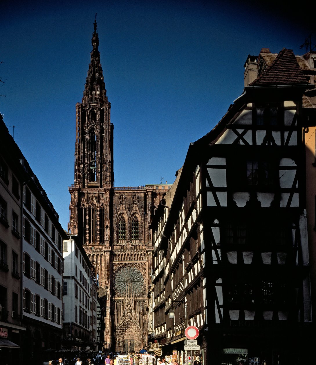 Arte gótica: vista de um dos portais a Cathedrale Notre Dame de Strasbourg, construída no século XIII por Erwin von Steinbach. (Baixo Reno) de Erwin von Steinbach