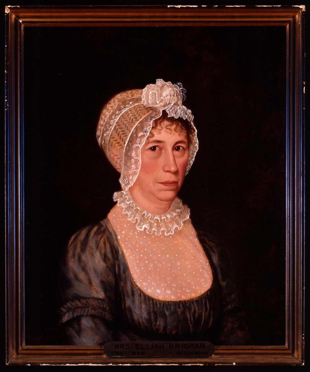 Retrato de metade do comprimento de Sarah Ward Brigham usando um vestido decotado com detalhes de renda e um gorro de renda de Ethan Allen Greenwood