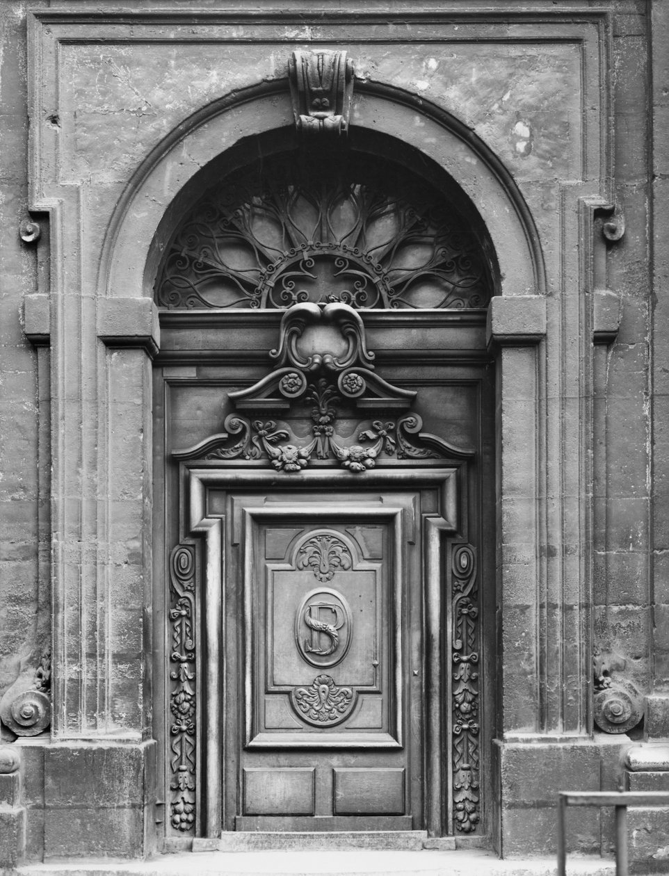 Vista, de, a, fachada, de, a, igreja saint-paul-saint-louis, paris, a, leste, portal, 1627-41 de Etienne and Derand, F. Martellange
