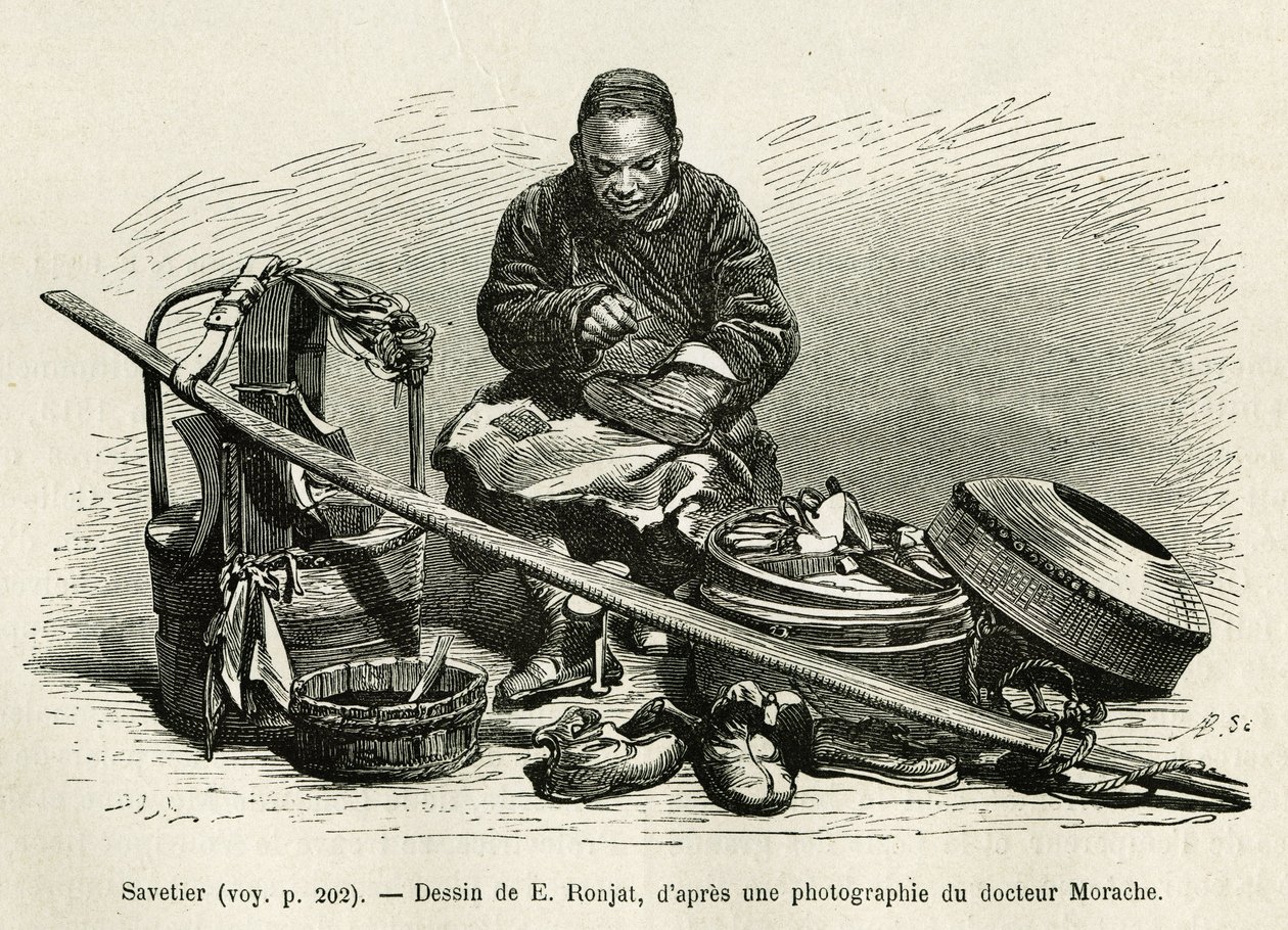 O aforrador itinerante repara as botas mas também os arreios dos carros dos altos funcionários do palácio, aos pés da Porta das Flores Orientais do Palácio Imperial em Pequim. Gravura após o desenho de E.Ronjat, para ilustrar a viagem a P de Etienne Antoine Eugene Ronjat