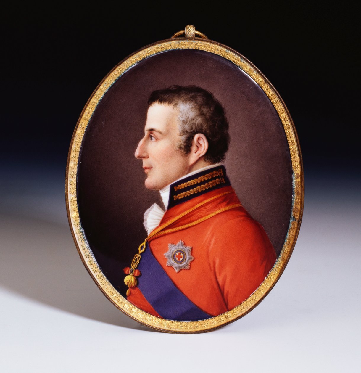 Uma placa oval do duque de Wellington (1769-1852) não registrada, datada de Sèvres, em uniforme de gala, usando a Ordem do Velocino de Ouro e a Estrela e Faixa da Ordem da Jarreteira de Etienne Charles Leguay