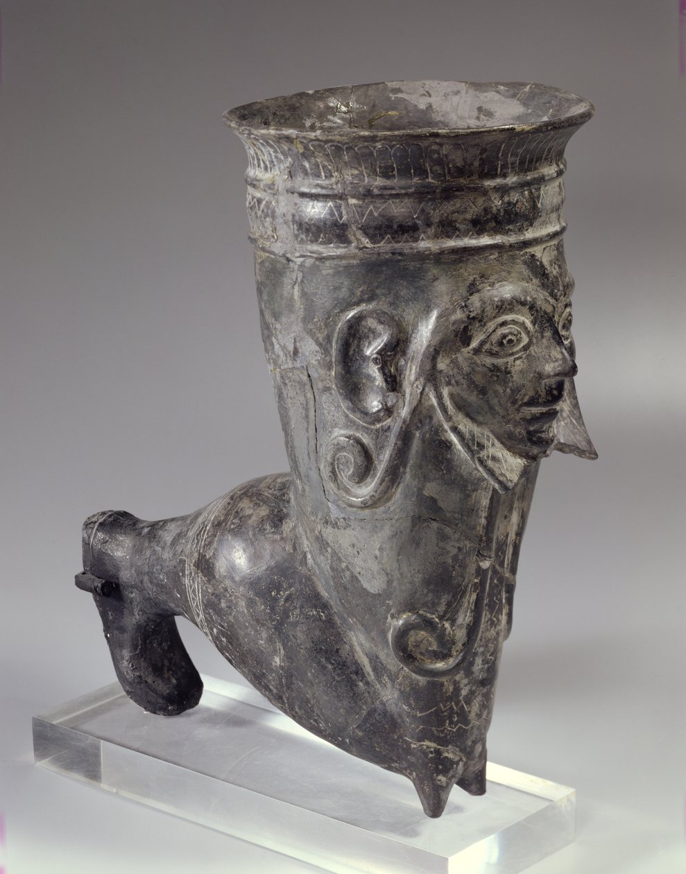 Navio Bucchero em forma de perna com rosto esculpido, período etrusco, 2ª metade do século VI aC (cerâmica) de Etruscan