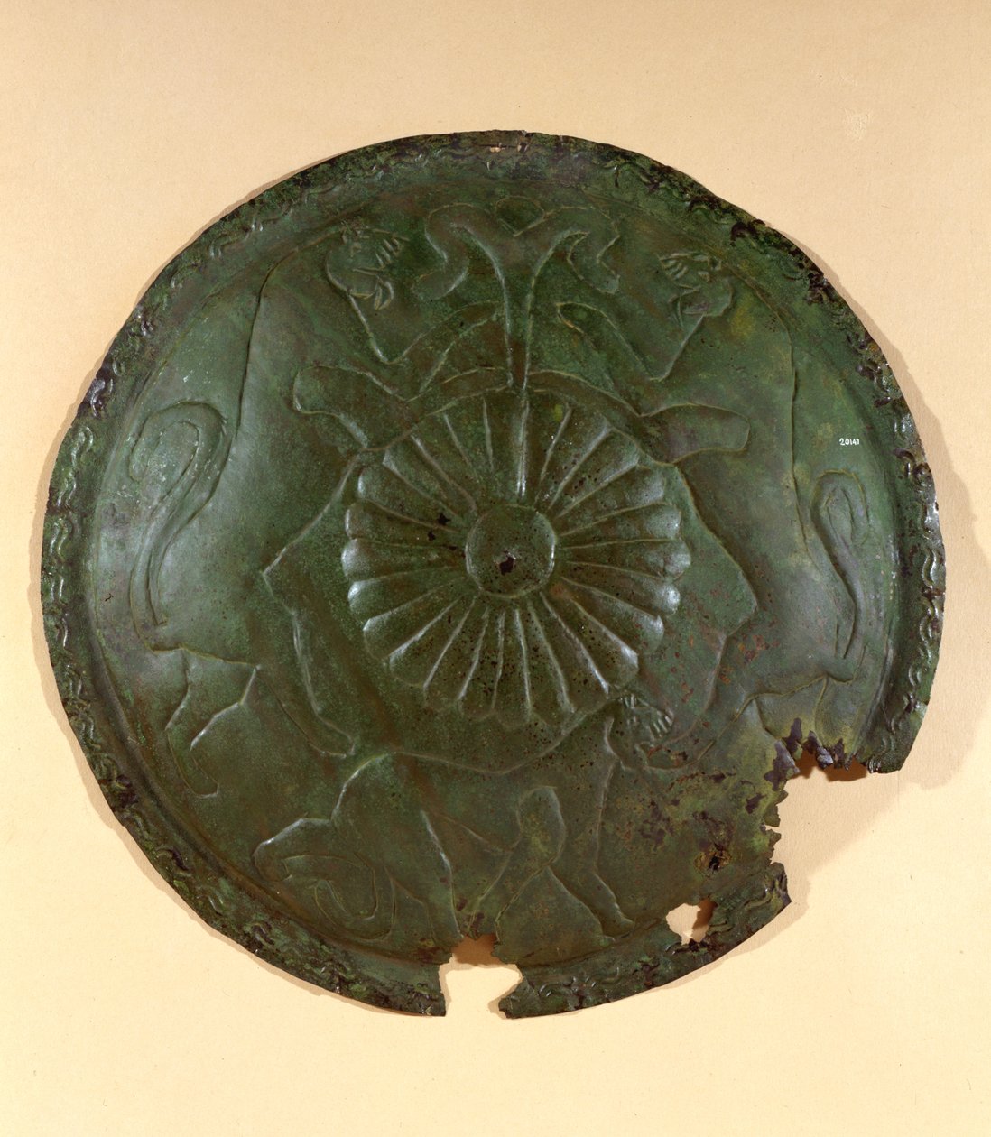 Disco com decorações em relevo de Cerveteri, Itália (bronze) de Etruscan