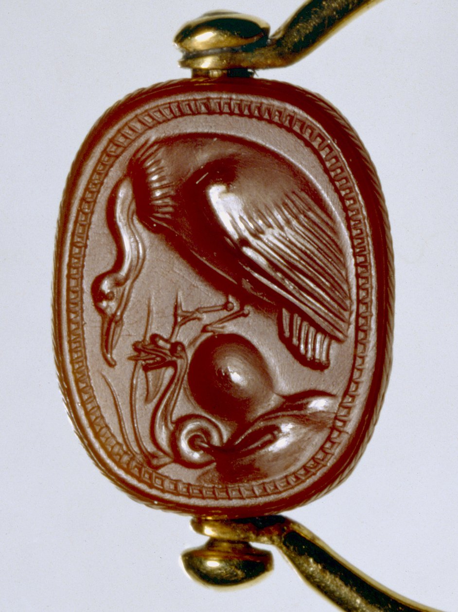 Anel de ouro etrusco com escaravelho de cornalina como aro representando um abutre ameaçando uma serpente enrolada (ouro e cornalina) de Etruscan