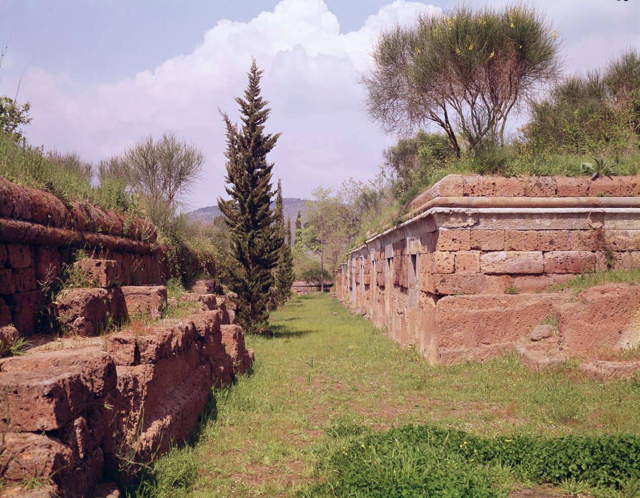 Os túmulos na Via Monti Ceriti de Etruscan