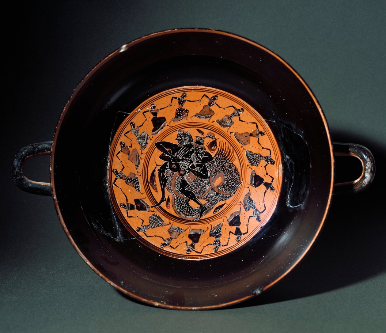 Antiquito etrusco: taça terracota representando a luta entre Heracles e o monstro marinho Tritão. De Tarquinia. 550 AC. Tarquinia, Museo Archeologico. de Etruscan