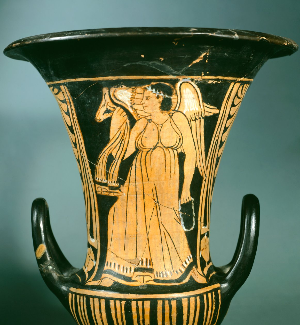 Calyx-krater (vaso grande) do Pintor Berkeley que retrata um espírito alado. Civilização Etrusca, Século IV AC. de Etruscan