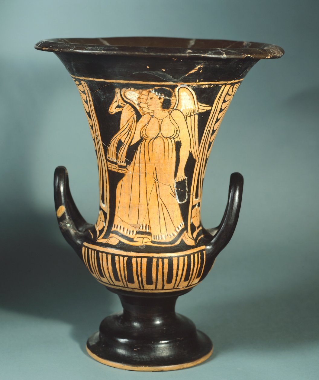 Calyx-krater (vaso grande) do Pintor Berkeley que retrata um espírito alado. Cerâmica com algarismos vermelhos. Civilização Etrusca, Século IV a.C. de Etruscan