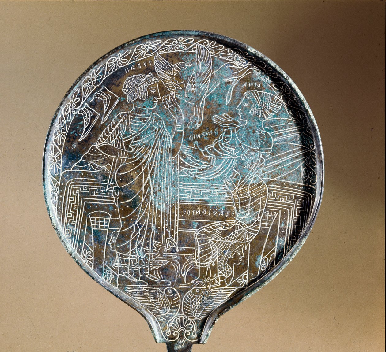 Arte etrusca: espelho de volta em bronze: Afrodite persuadiu Helene a seguir Paris até Troy. Século V AC. Roma, Museo Nazionale di Villa Giulia de Etruscan