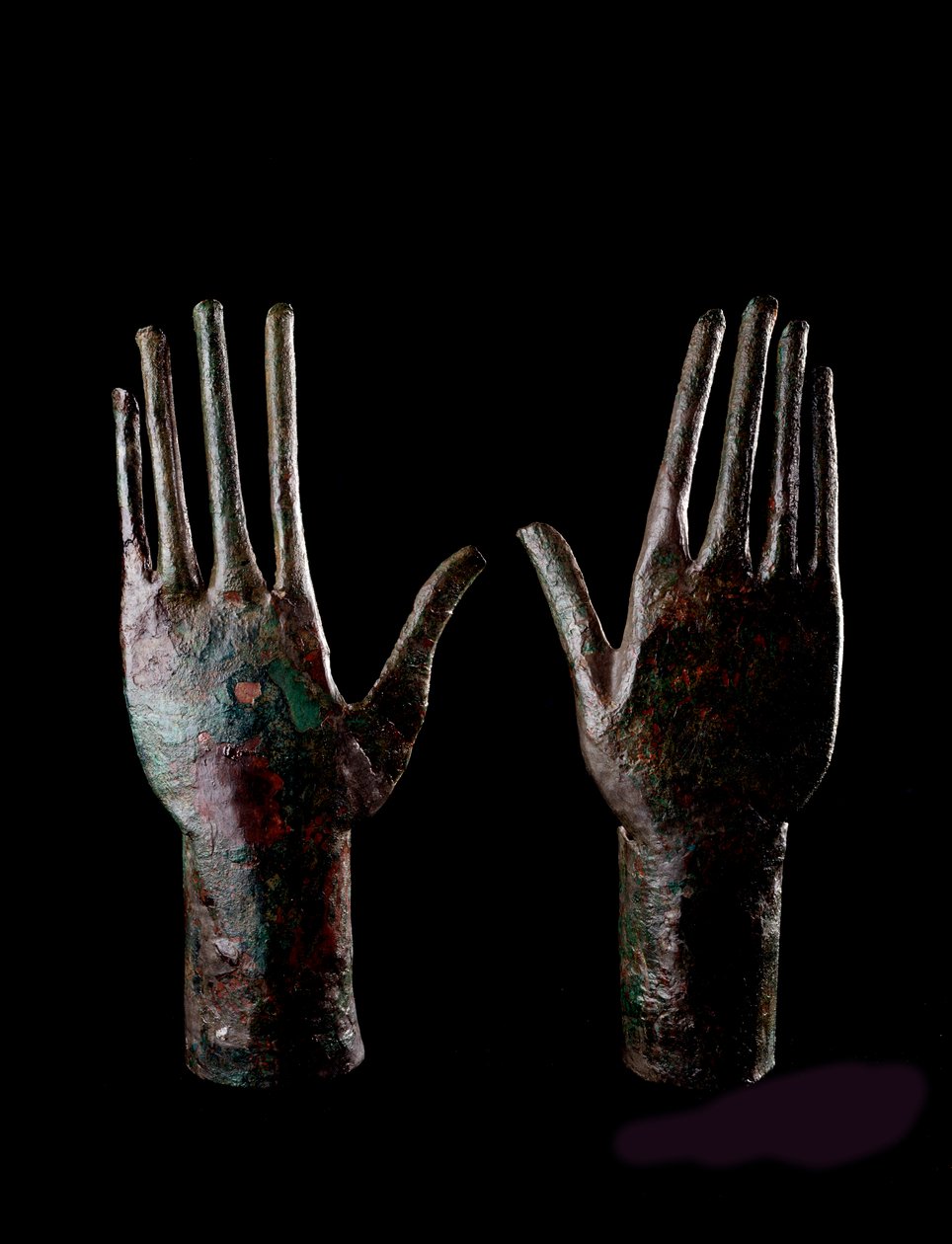 Arte etrusca: duas mãos - Estatuetas de bronze - 680-670 aC Dim H 23,5 cm Do túmulo do Carro di bronzo, Vulci de Etruscan
