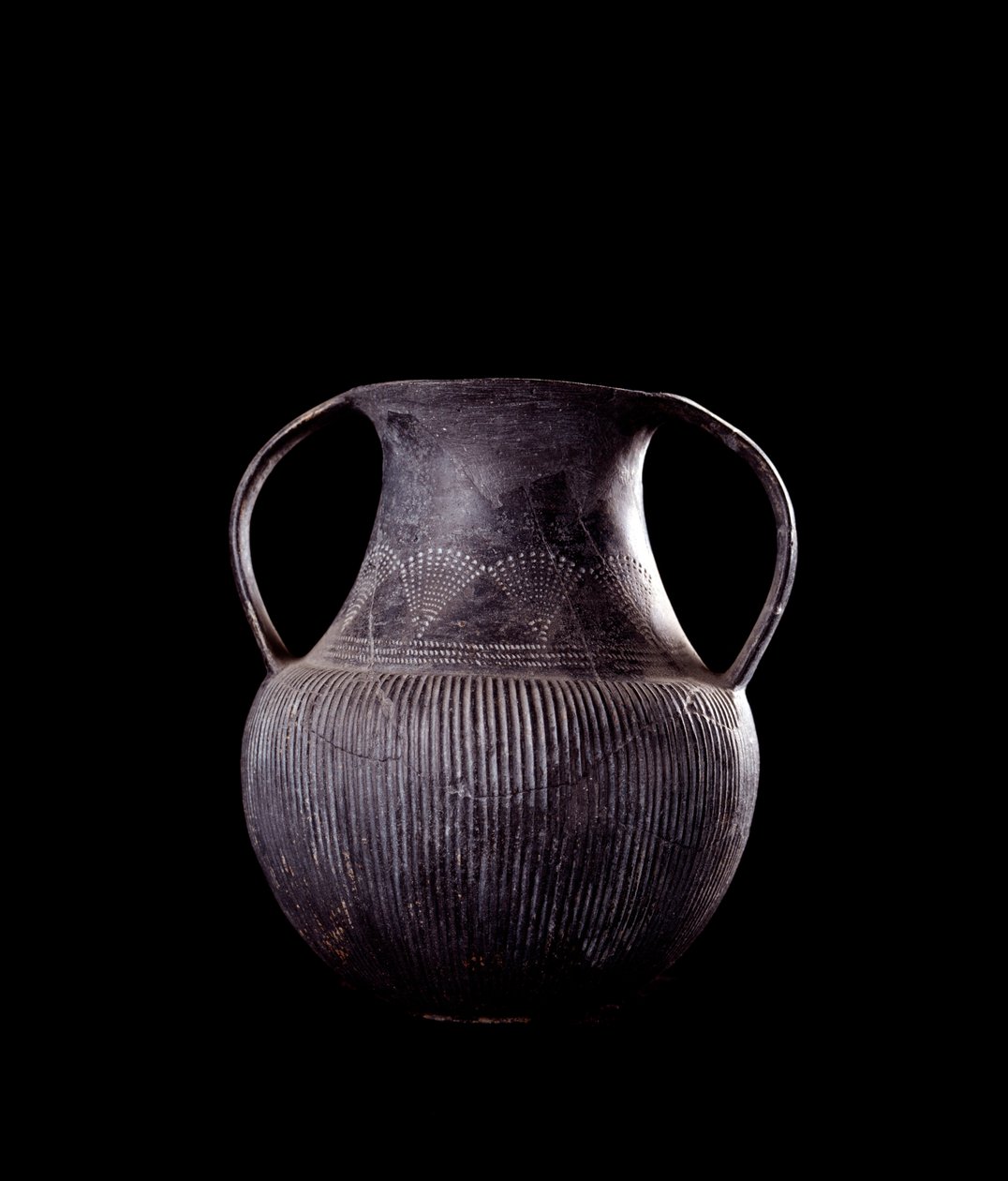 Civilização etrusca: ânfora bucchero negra, de Veio, necrópole de Monte Michele, Itália - século 7 aC de Etruscan