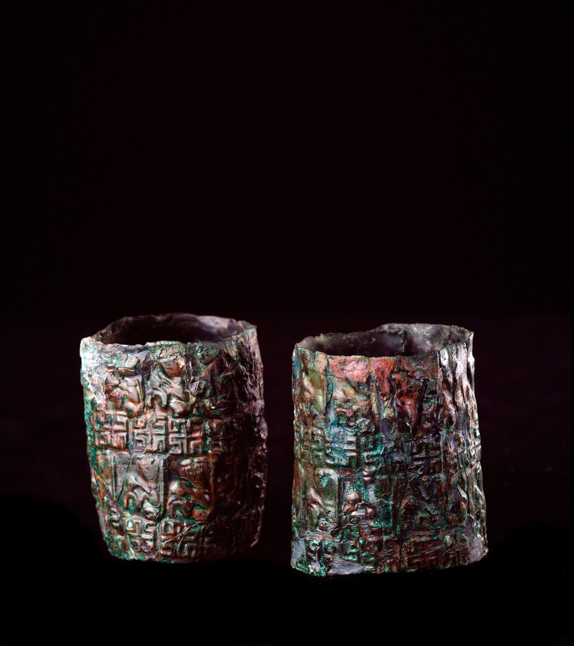 Civilização etrusca: pulseiras decoradas em bronze do túmulo do tanque de bronze em Vulci, 680-670 aC de Etruscan