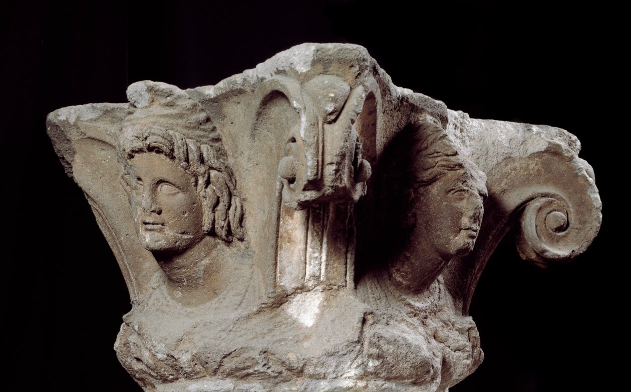 Civilização etrusca: capitais de colunas decoradas do túmulo Campanari a Vulci, Itália. Fim do século IV, início do século III a.C. Florença, Museo Archeologico de Etruscan