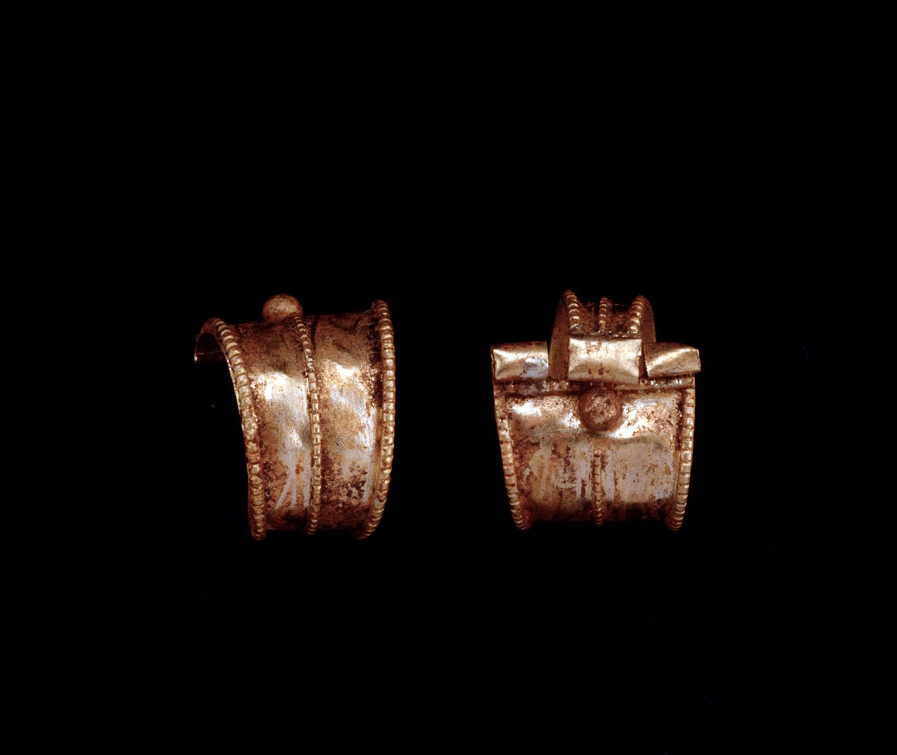 Civilização etrusca: par de brincos de ouro - século 6 aC De Pescia, perto de Roma de Etruscan