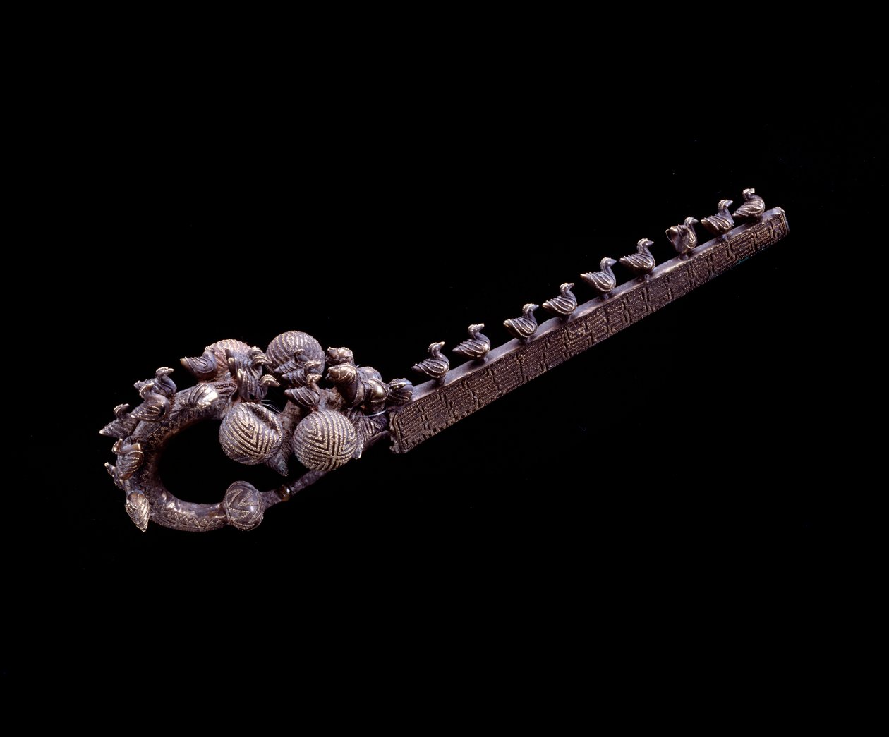 Civilização etrusca: fíbula de dragão de prata da necrópole de Banditella, Marsigliana d "Albegna, Itália, 675-650 aC de Etruscan