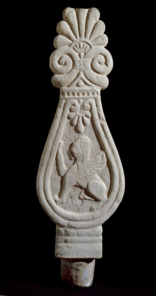 Civilização etrusca: estela de sepultura em gres decorada com a silhueta de uma asa de leão de Londa na Itália. 550-500 AC. Florença, Museo Archeologico de Etruscan