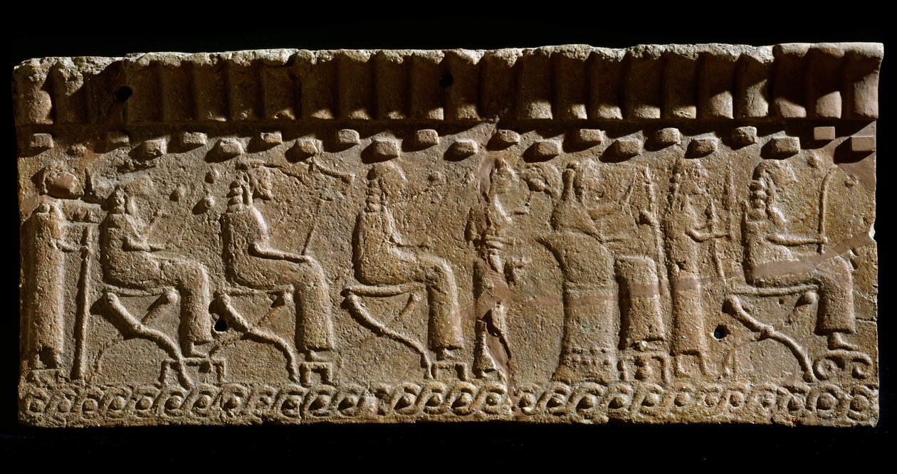 Civilização etrusca: friso terracota adornado com baixos relevos de divinitas e dignitários sentados. 580 a.C. Dim. 24x54 cm. Do Palácio Murlo. Murlo, Antiquário Comunal de Etruscan