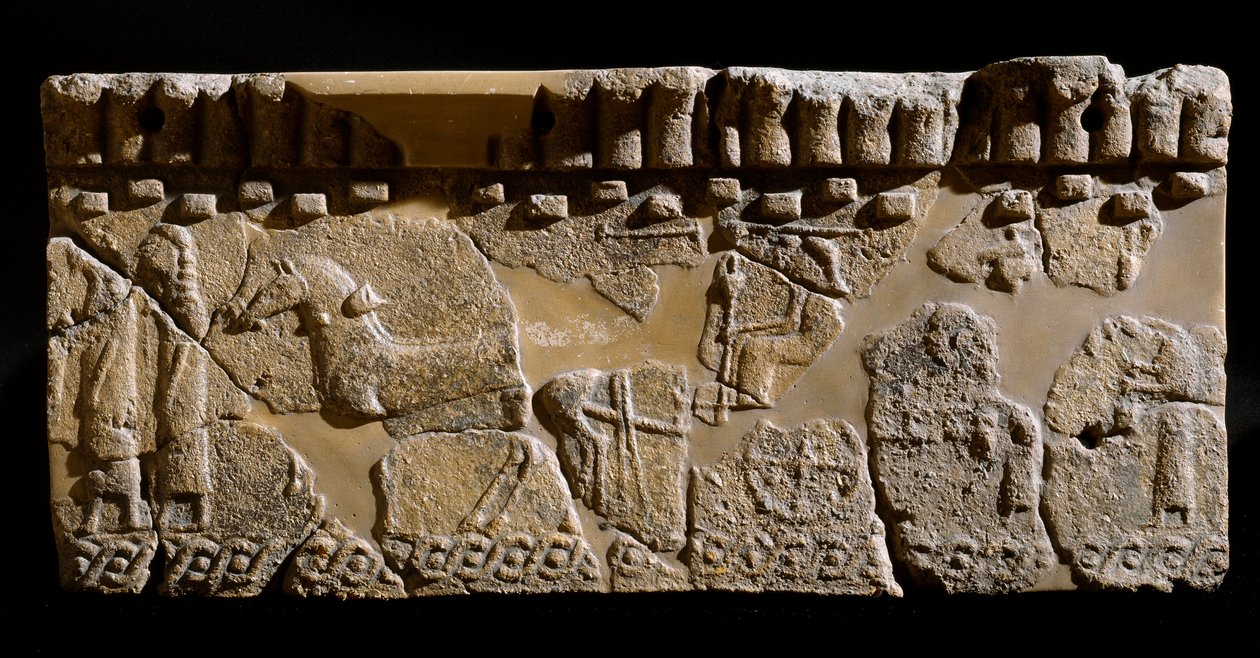 Civilização etrusca: decoração em friso terracota de um cortejo. Século VI a.C. Do 2º Palácio de Murlo. Dim. Murlo 24x39 cm, Antiquário Comunal. de Etruscan
