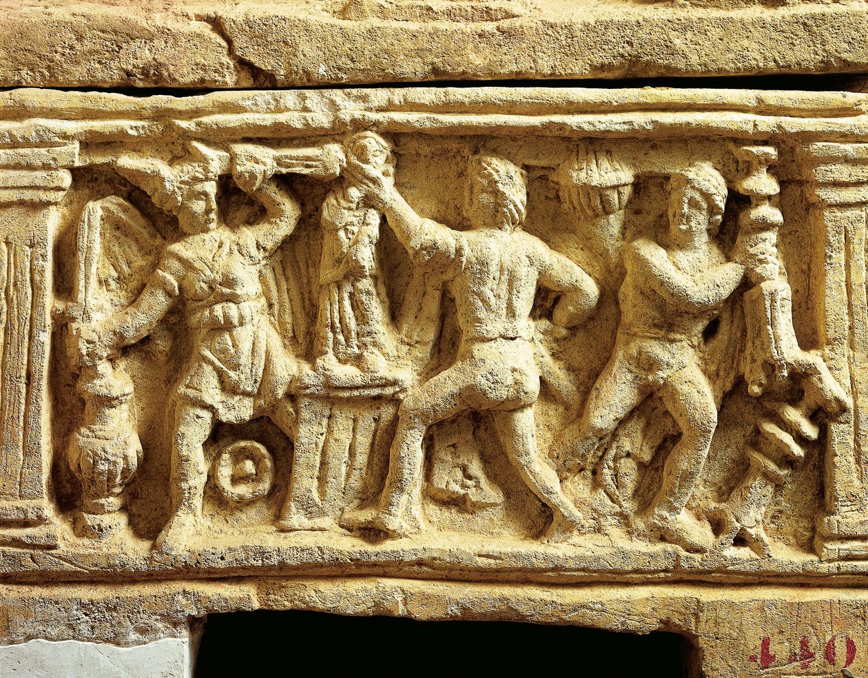 A civilização etrusca, urna tufa com cenas de templos saqueadores gauleses de Etruscan