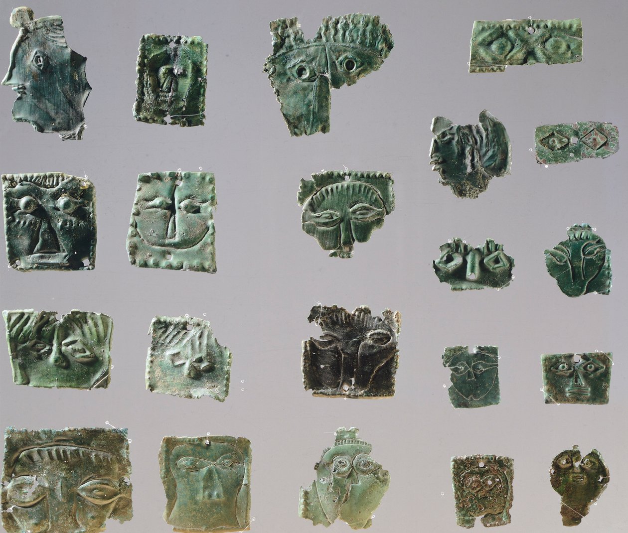 Ex-voto em placa de bronze que representa os olhos. Artefatos dos objetos do Santuário de Reithia Este (Vênecia). Civilização Etrusca, Século V-4 AC. de Etruscan