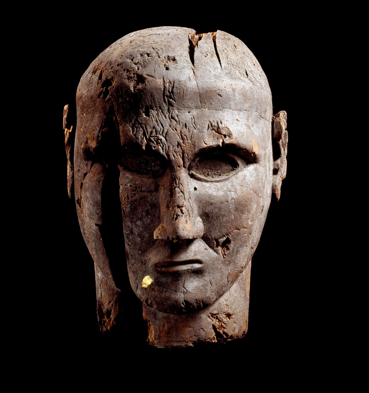 Cabeça de homem, escultura de madeira com vestígios de ouro, século VII a.C. de Etruscan