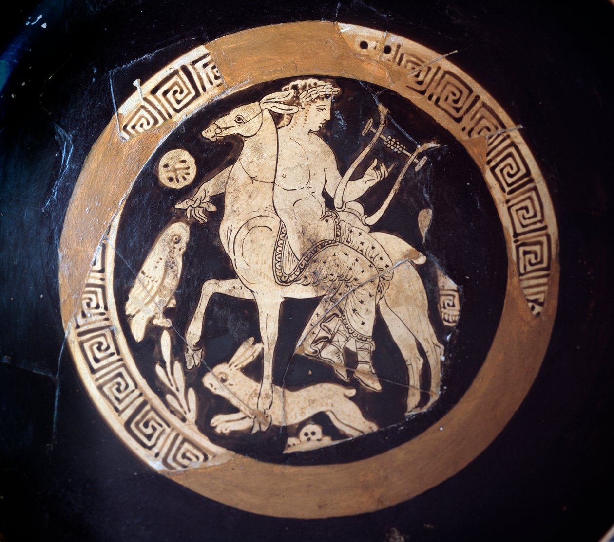 Kylix com representação de Apollon numa muleta, terracota, século IV a.C. de Etruscan