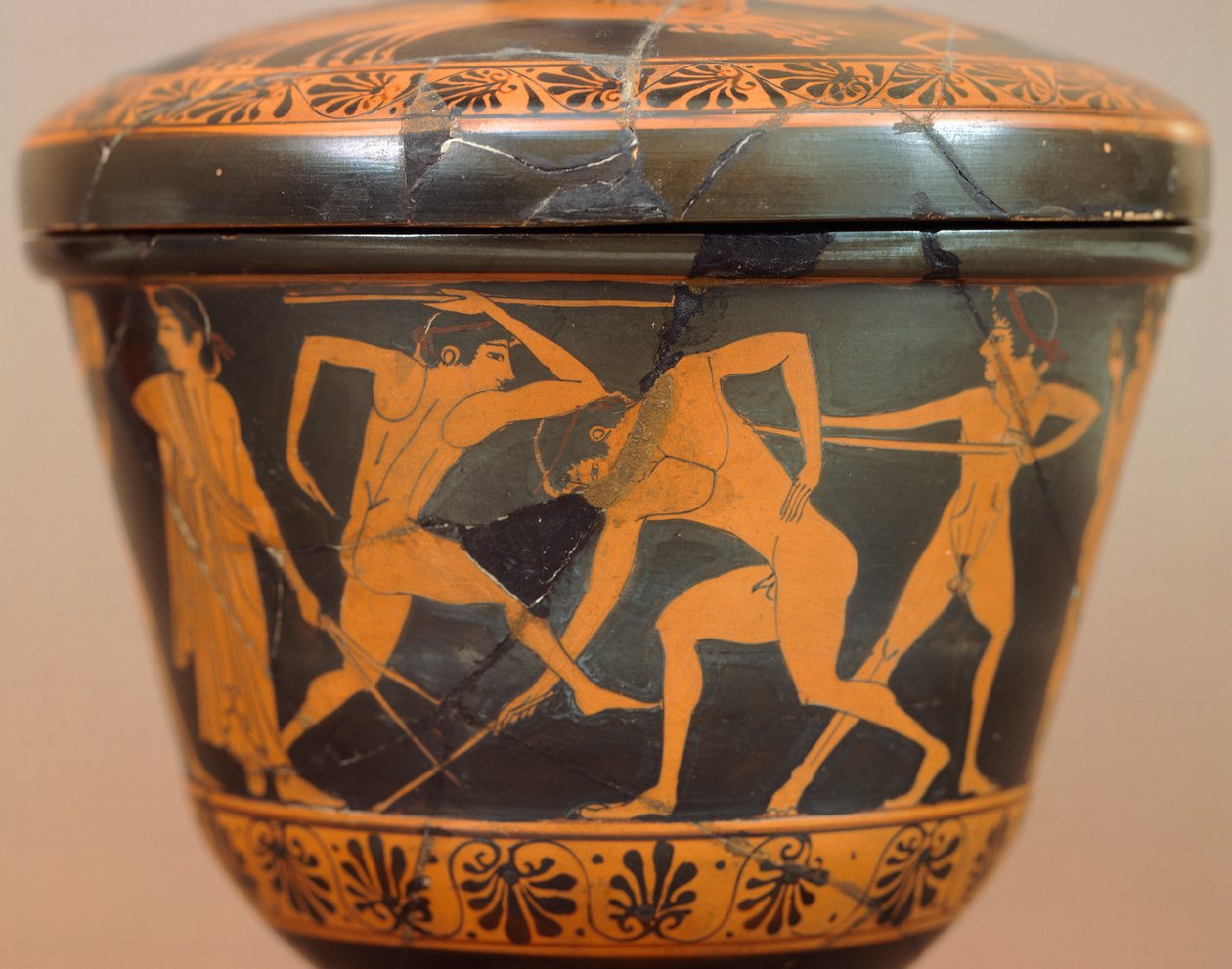 Pyxis com atletas no ginásio. Cerâmica de algarismos vermelhos, de Cerveteri (Lazio). Civilização Etrusca, Século IV AC. de Etruscan
