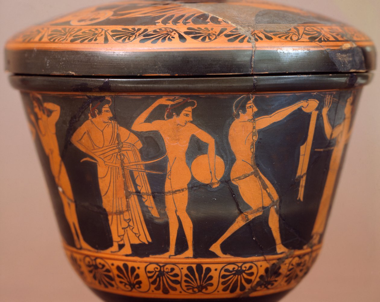 Pyxis com atletas que realizam disco e outras disciplinas. Cerâmica de algarismos vermelhos, de Cerveteri (Lazio). Civilização Etrusca, Século IV AC. de Etruscan