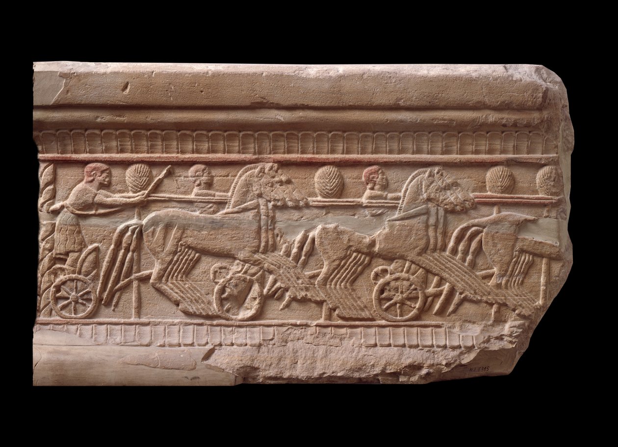 Alívio com uma carruagem de um marco de mármore de Chiusi, Itália, Século VI a.C. de Etruscan